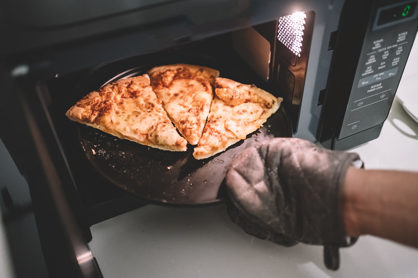 fatias de pizza em micro-ondas