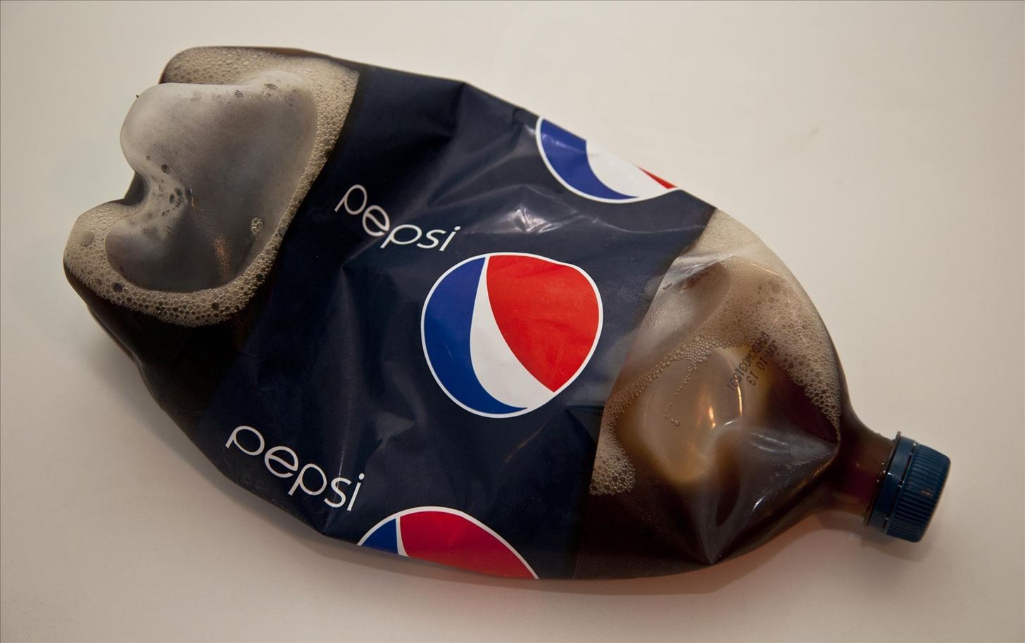 garrafa de pepsi amassada