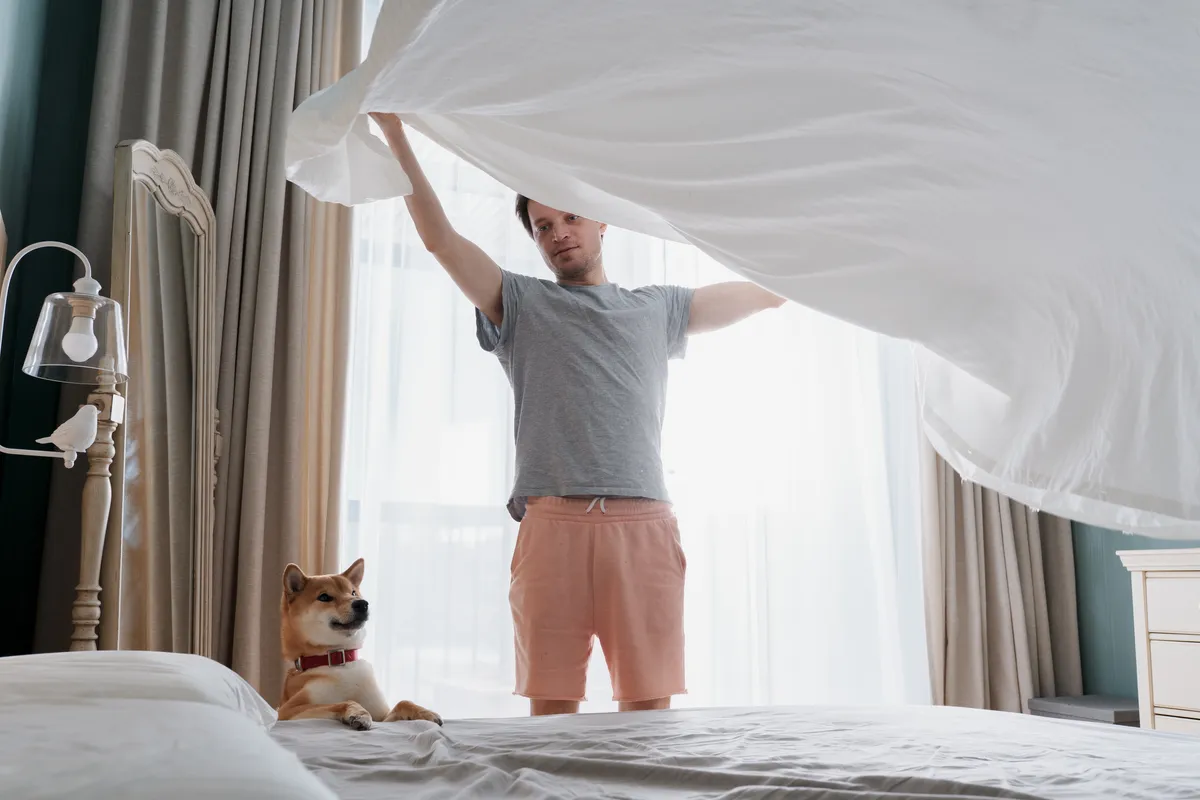 homem arrumando a cama