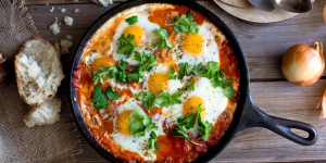 Receita de Shakshuka: prato israelense super fácil de preparar e que combina com dias frios!