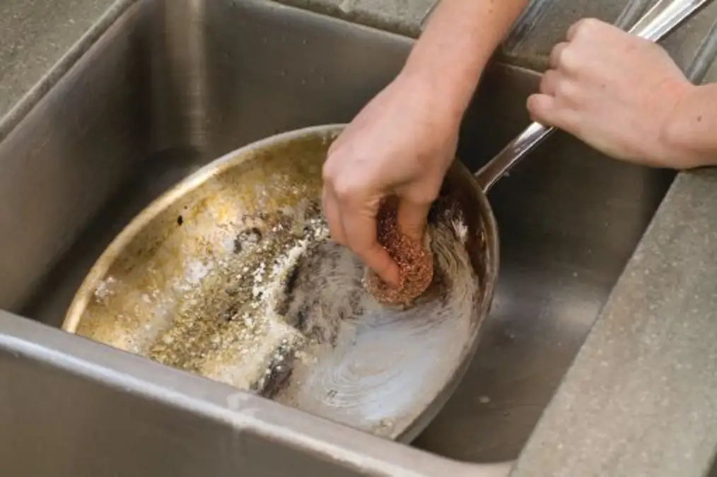 limpeza de frigideira com mancha de óleo