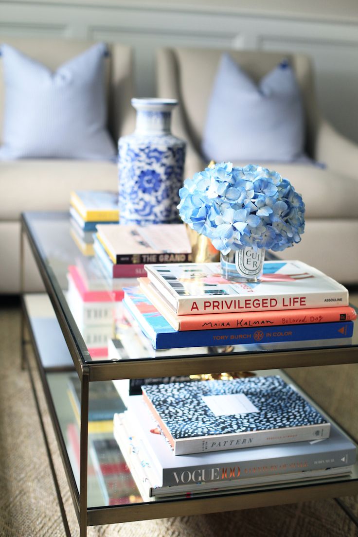 mesa de centro decorada com livros