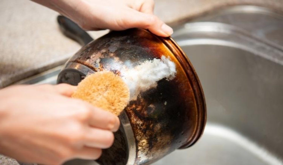 panela toda suja de gordura