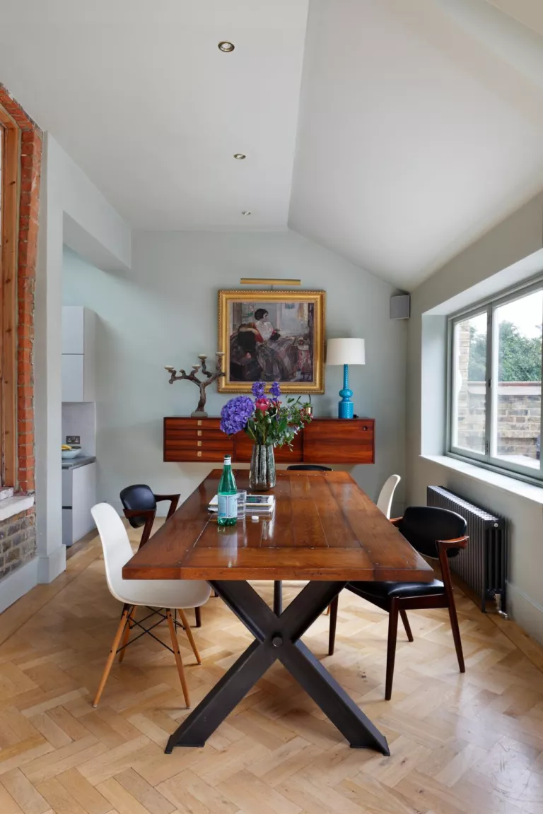 sala de jantar com mesa retangular e cadeiras preto e branco