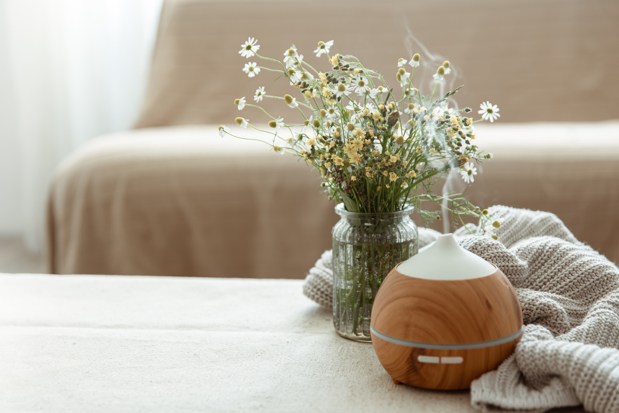 vaso com flores e difusor