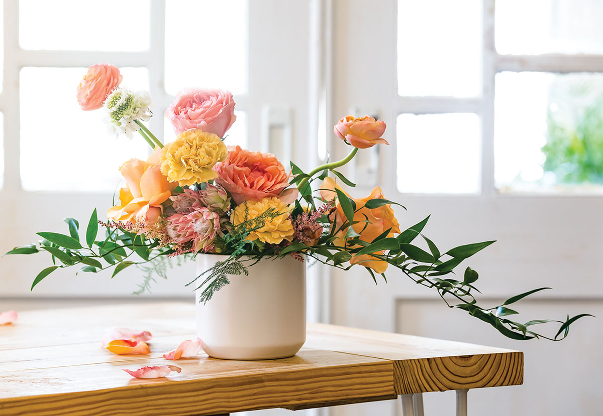 arranjo de flores em vaso branco