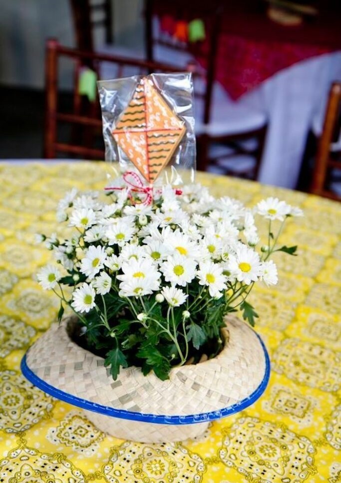 arranjo floral em chapéu de palha