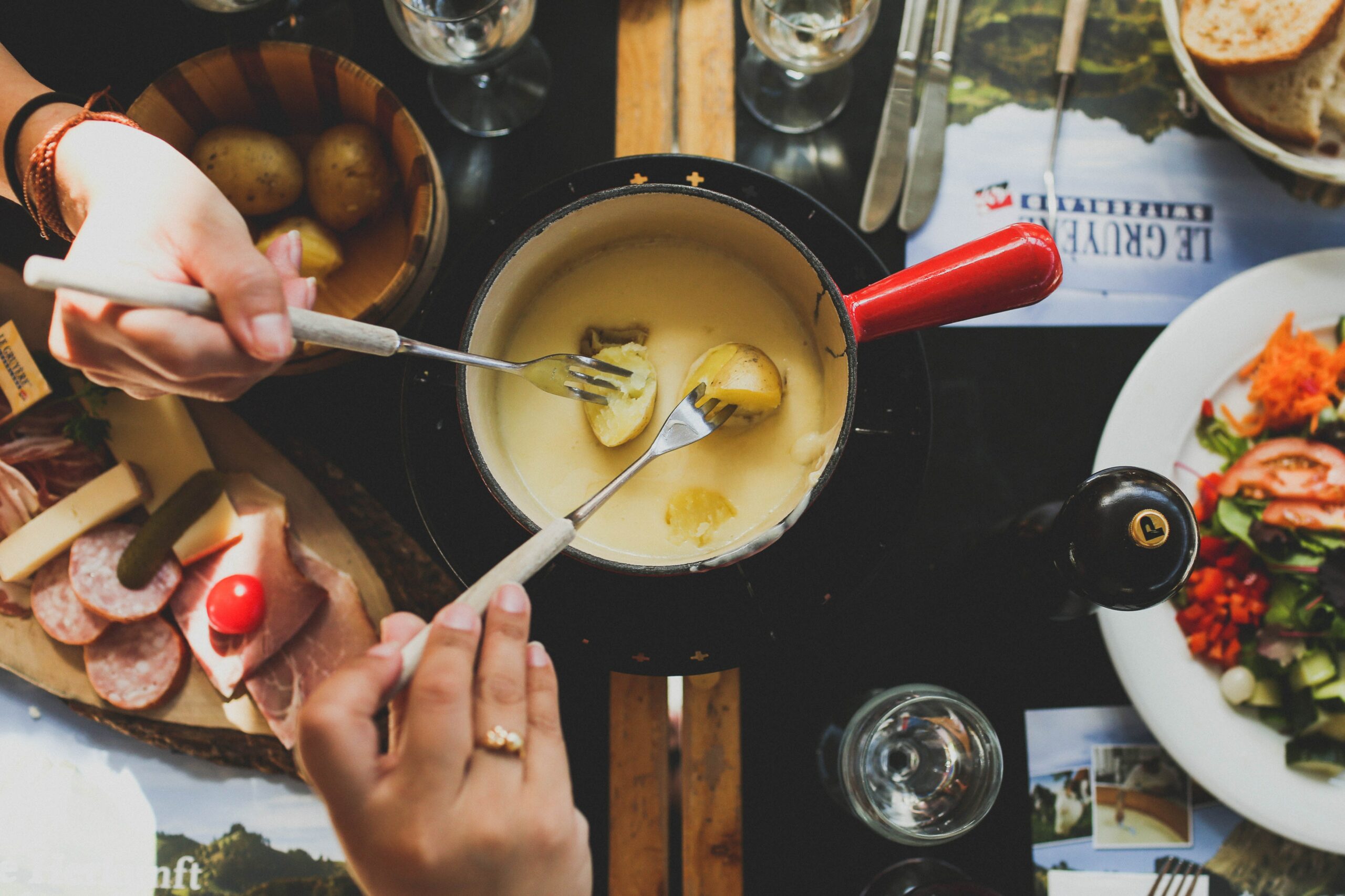 pessoas comendo fondue