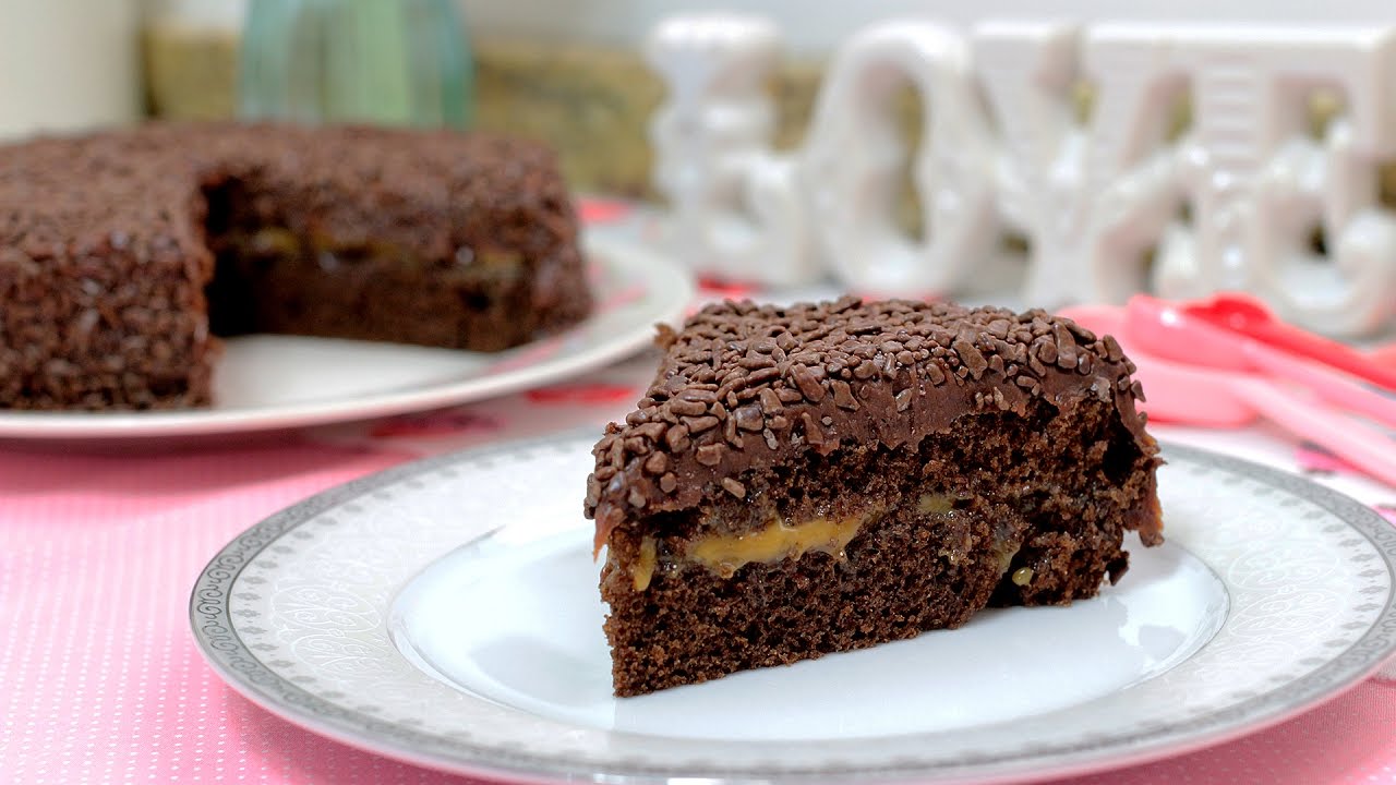 Bolo de Chocolate Recheado de Doce de Leite