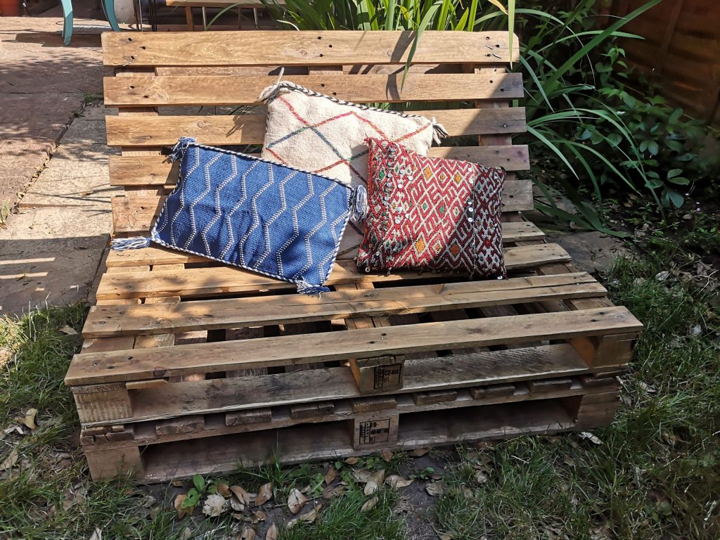 banco de pallet no jardim