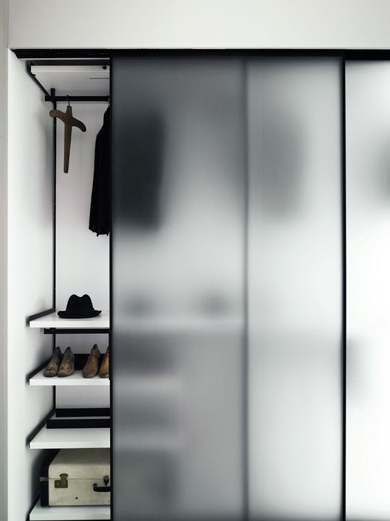 closet com porta de vidro jateado