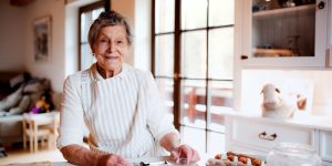 Idosos na cozinha 5 riscos que podem (e devem) ser evitados