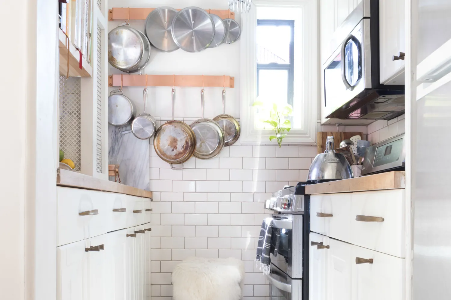 cozinha com panelas penduradas em parede