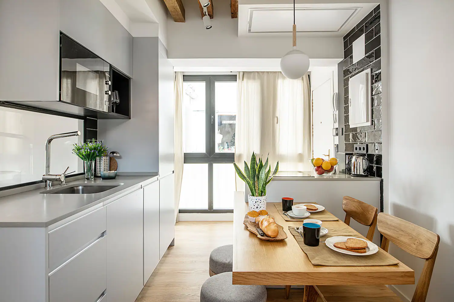 cozinha moderna com mesa de jantar de madeira