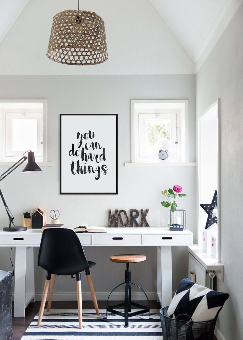 home office decorado em preto e branco