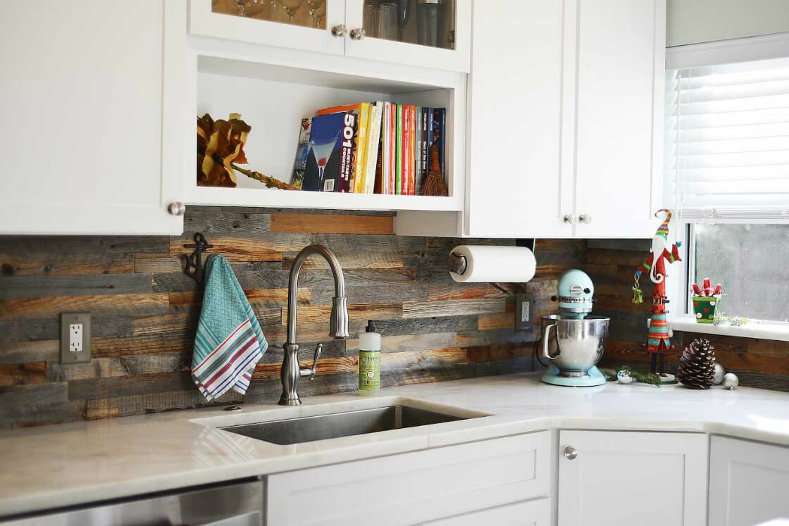 pallets de madeira como backsplash para cozinha