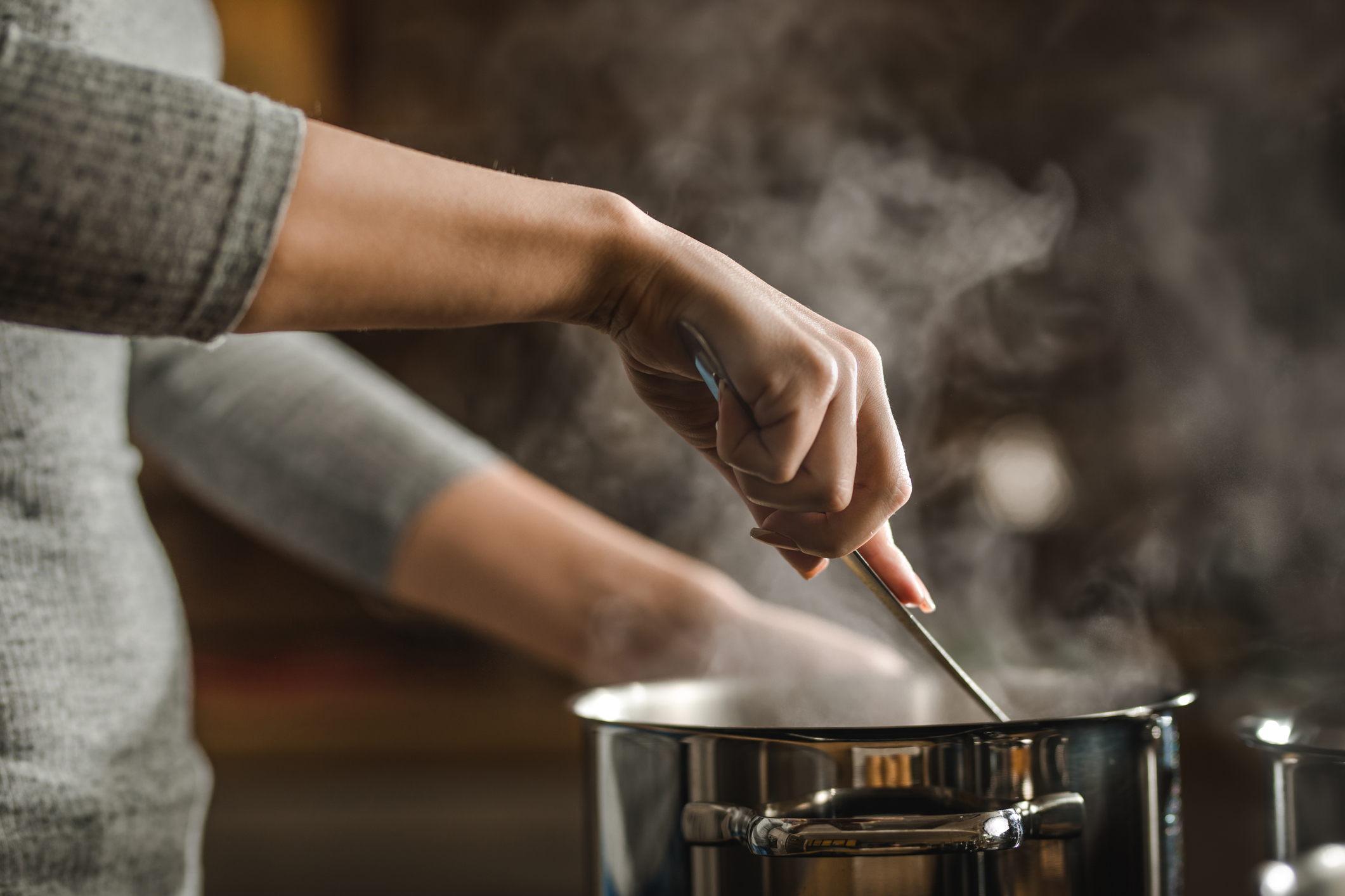 pessoa cozinhando algo em panela