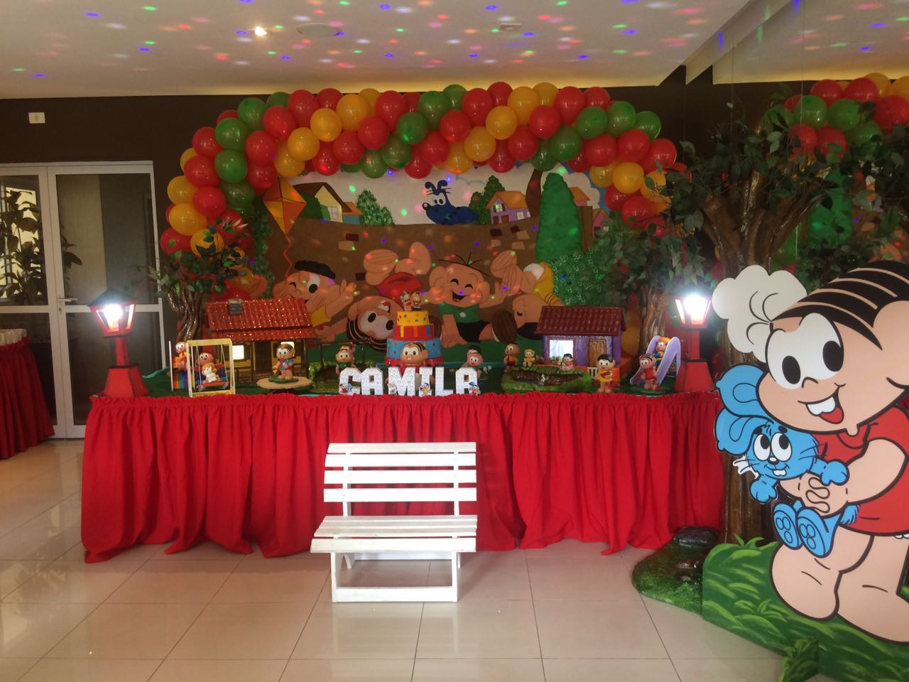 turma da mônica como decoração de festa infantil de menina