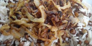 Arroz com Lentilha e Cebola Frita