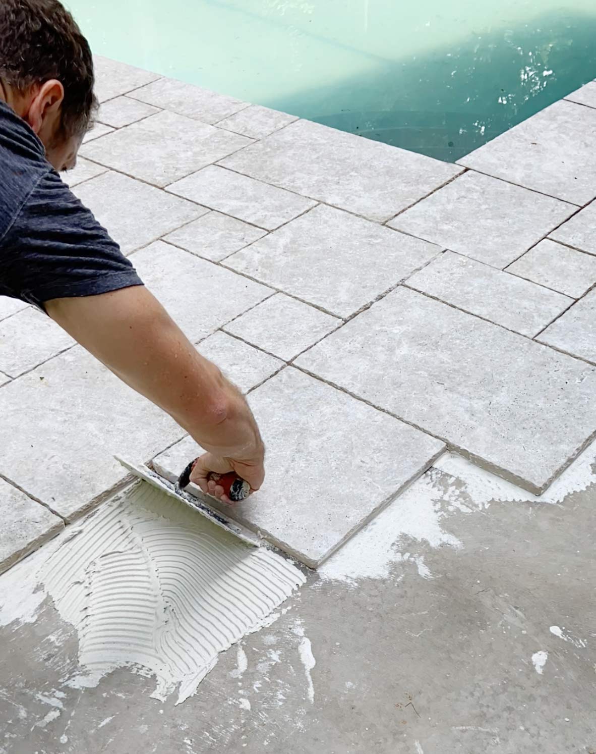 instalação de azulejos como piso para área da piscina