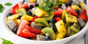 Salada de frutas tropicais com molho de hortelã