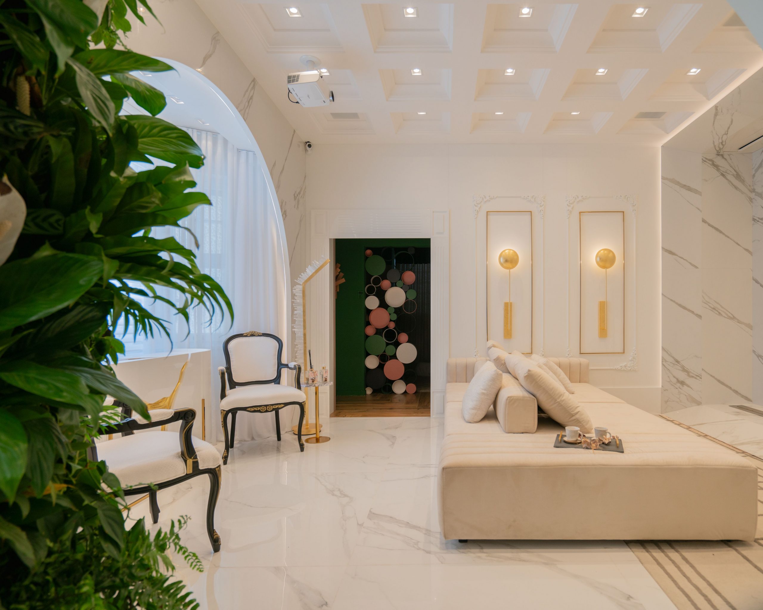 ambiente de casa com porcelanato branco polido