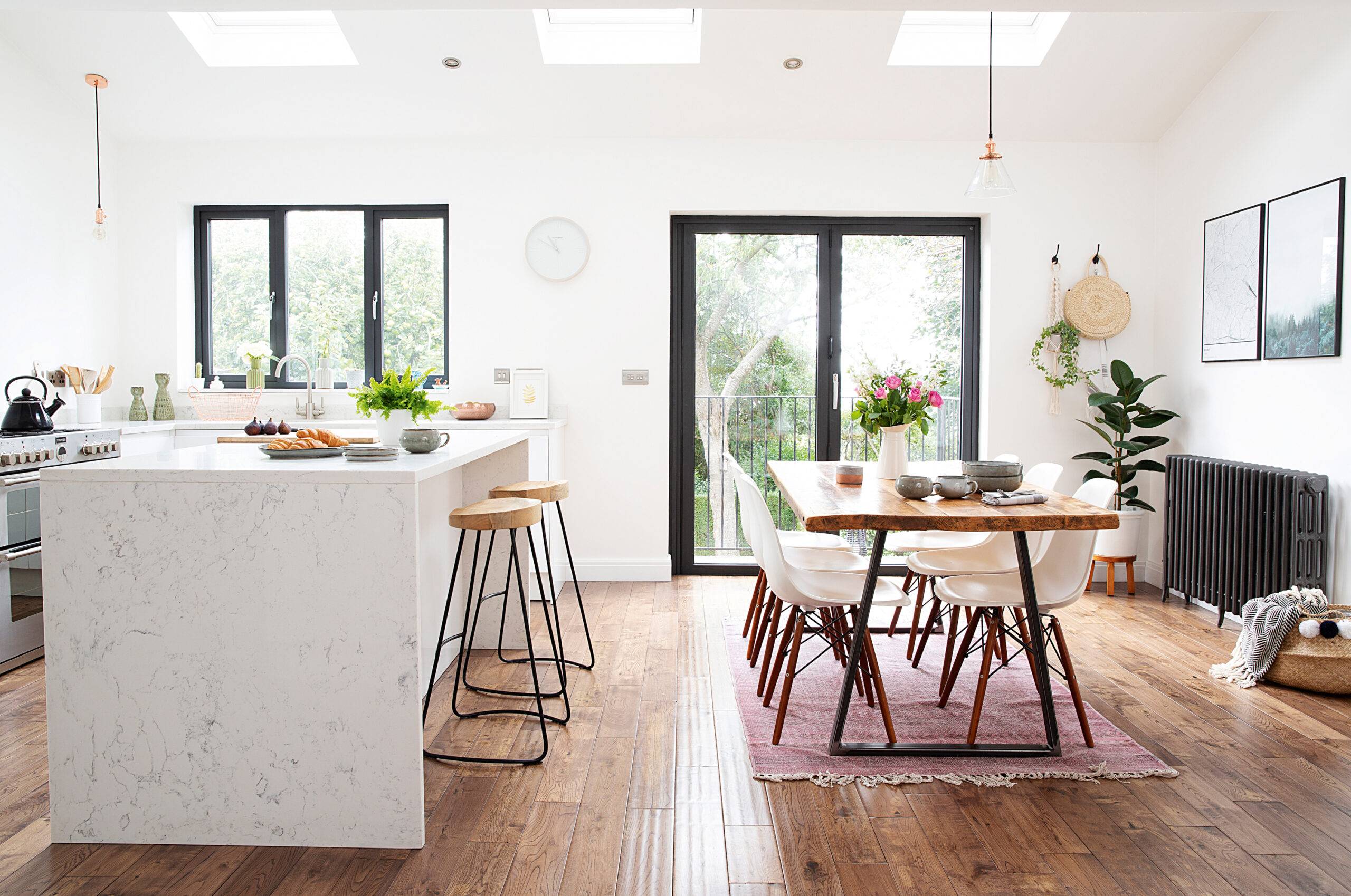 conceito aberto com cozinha e sala de jantar integrados