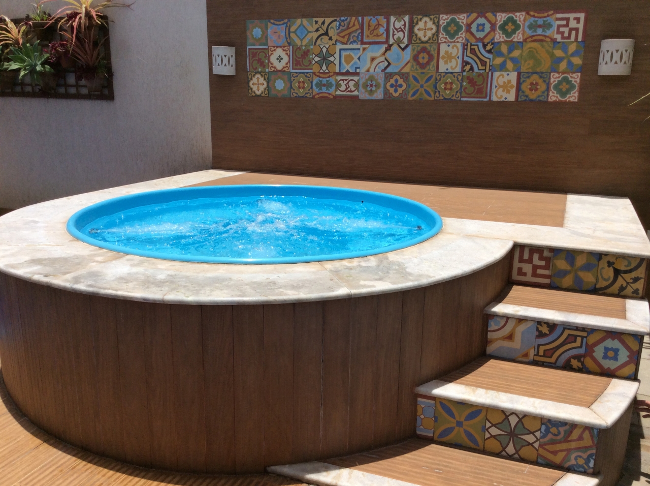 espaço com piscina de caixa d'água