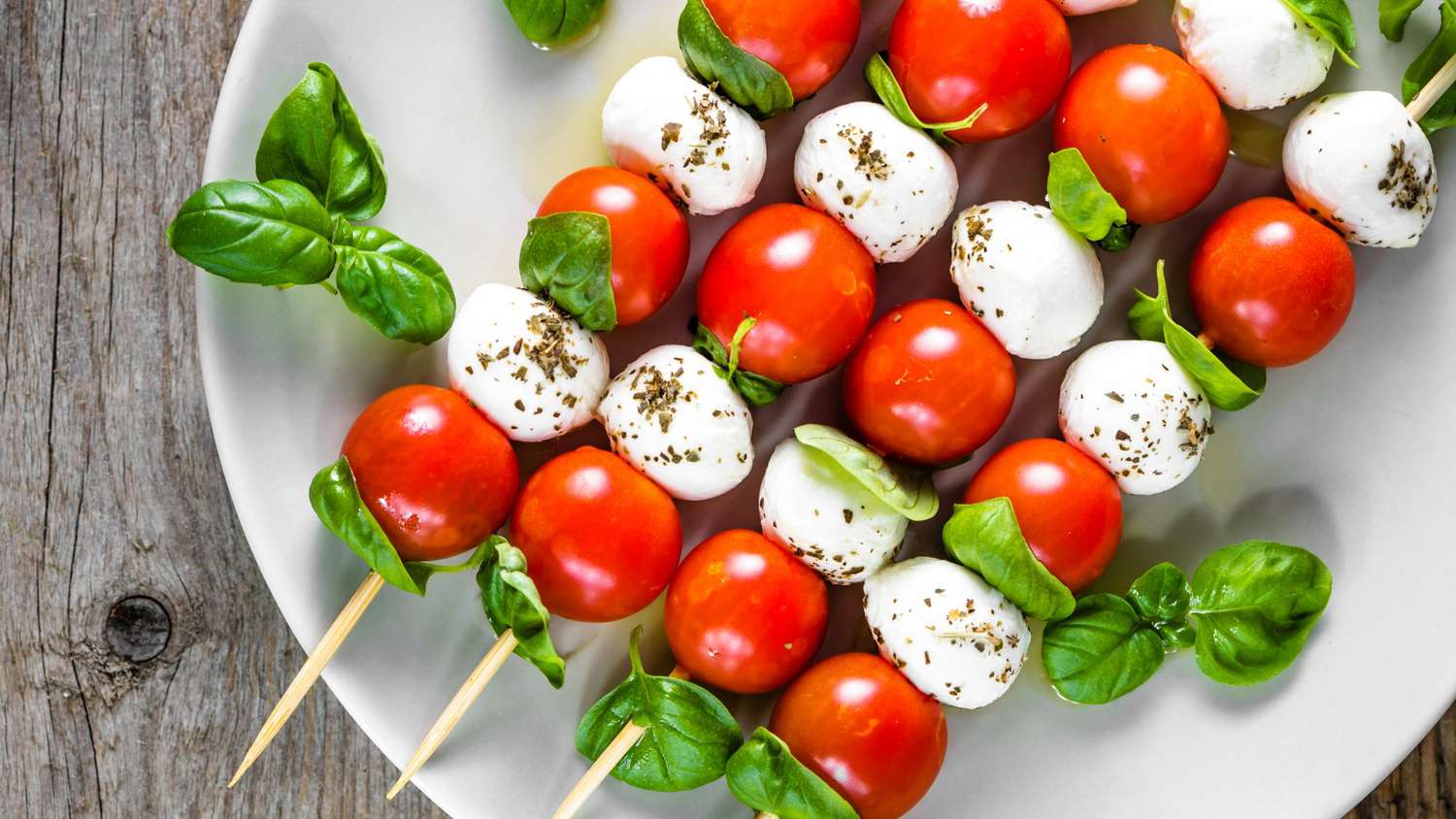 espetinhos de tomate-cereja e queijo fresco