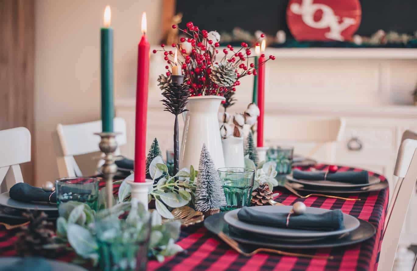 mesa para natal com toalha de estampa xadrez