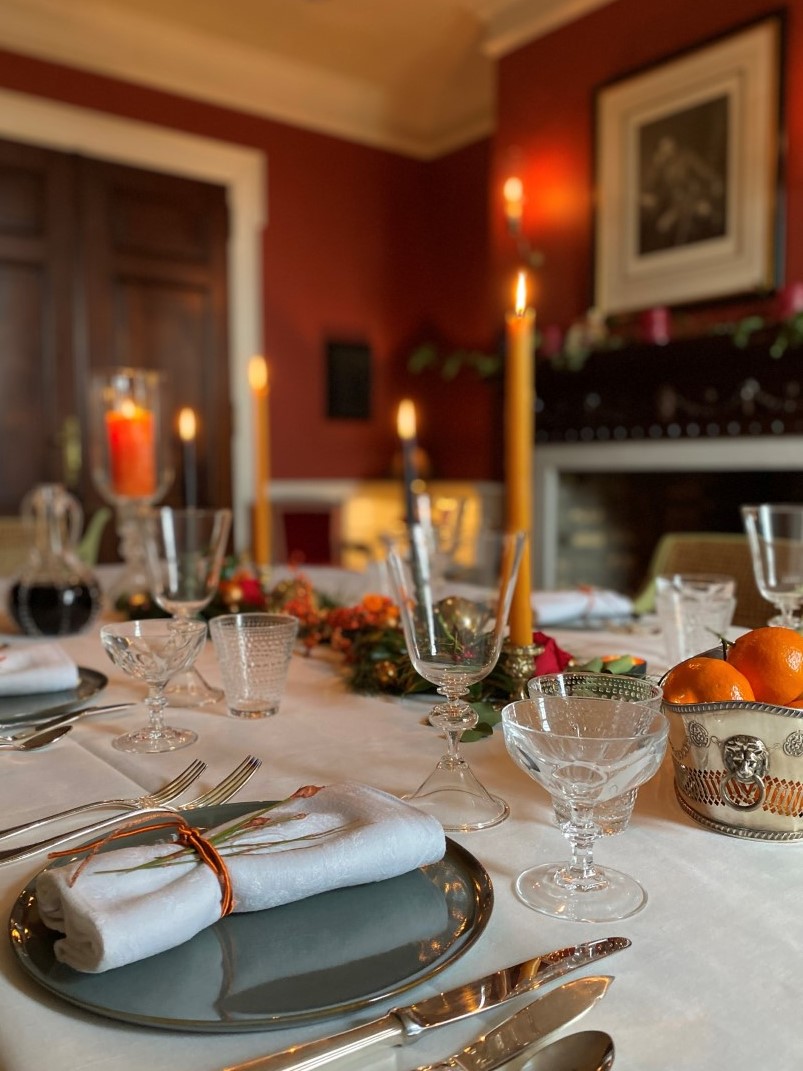 mesa posta de natal com velas