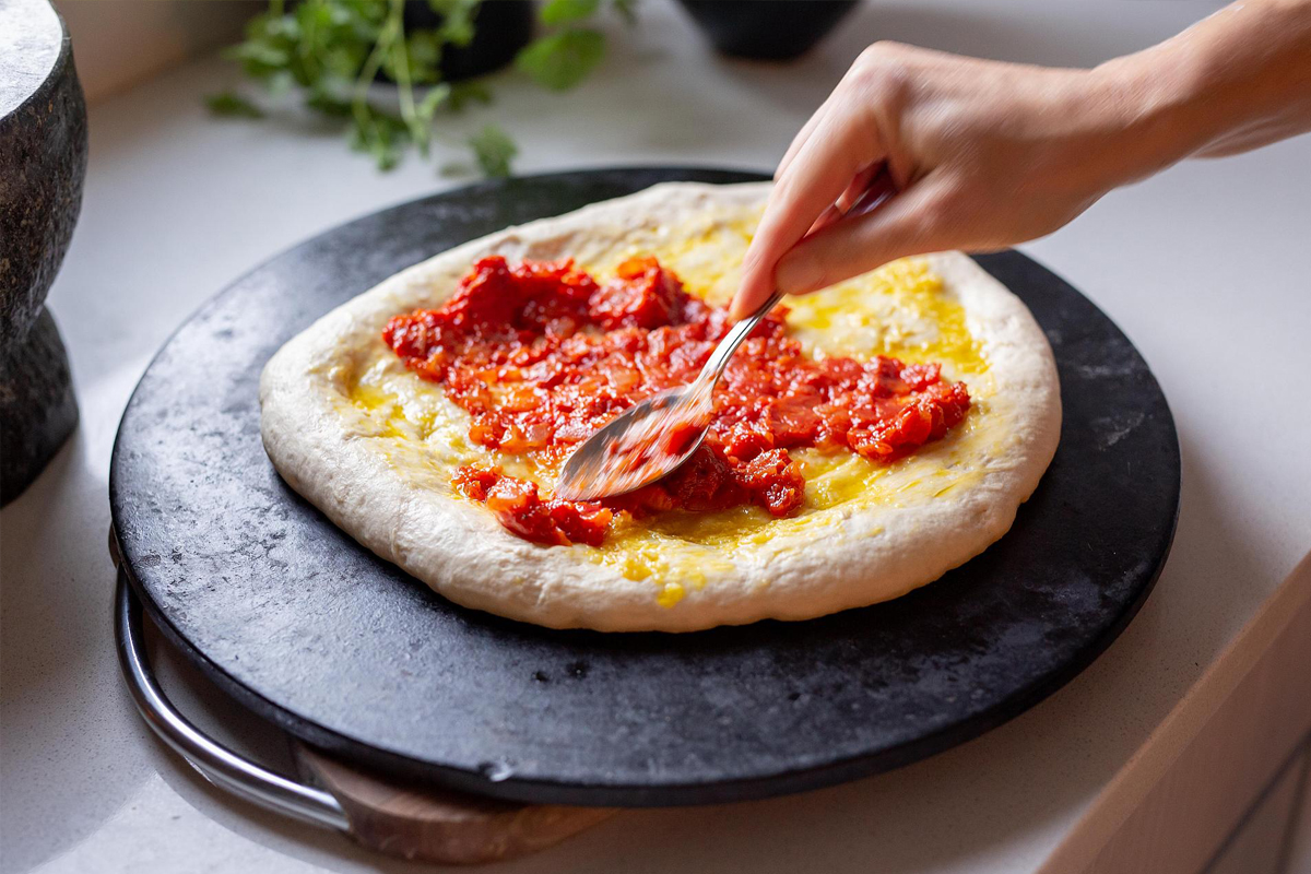 preparo de pizza caseira