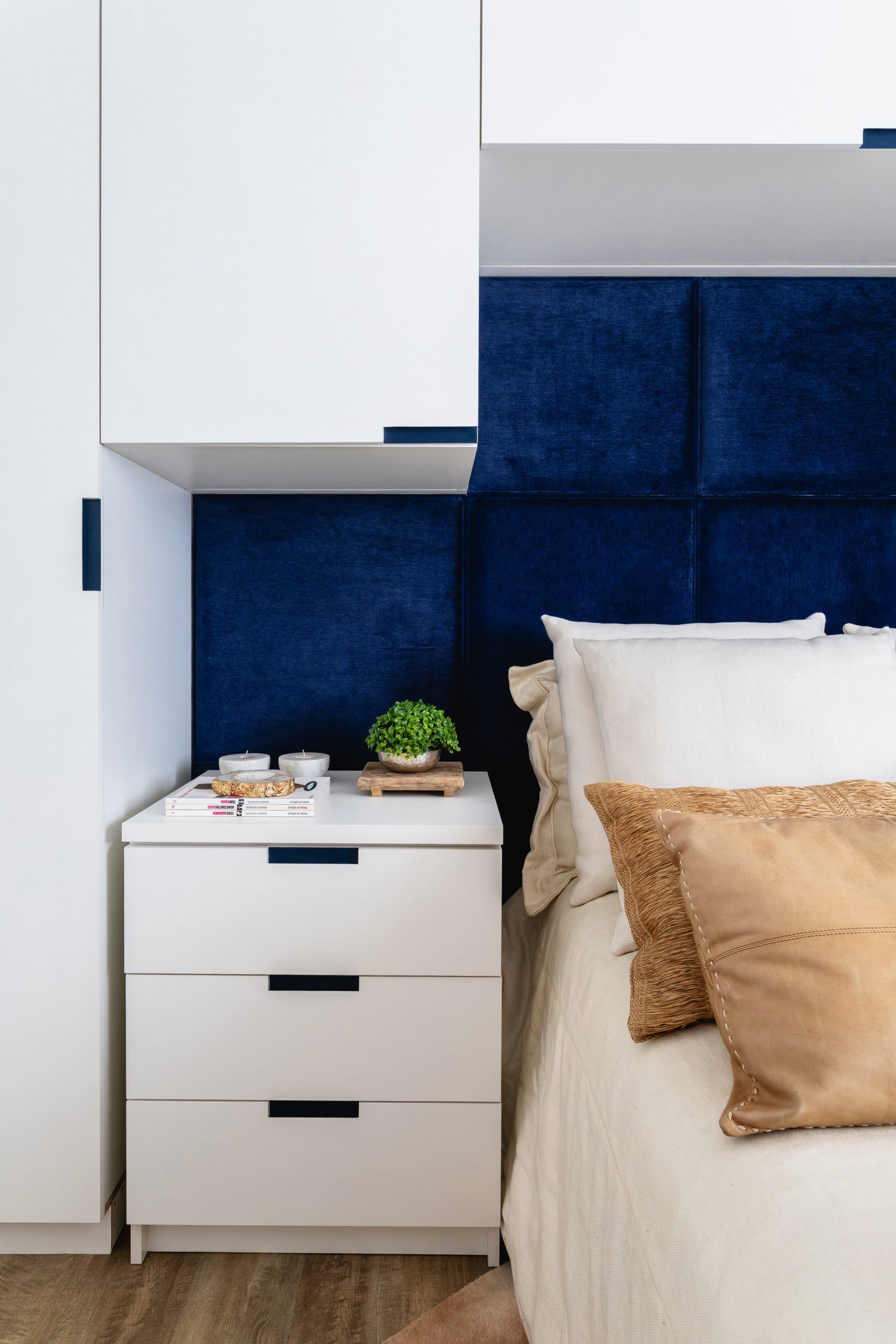 quarto com parede azul-marinho