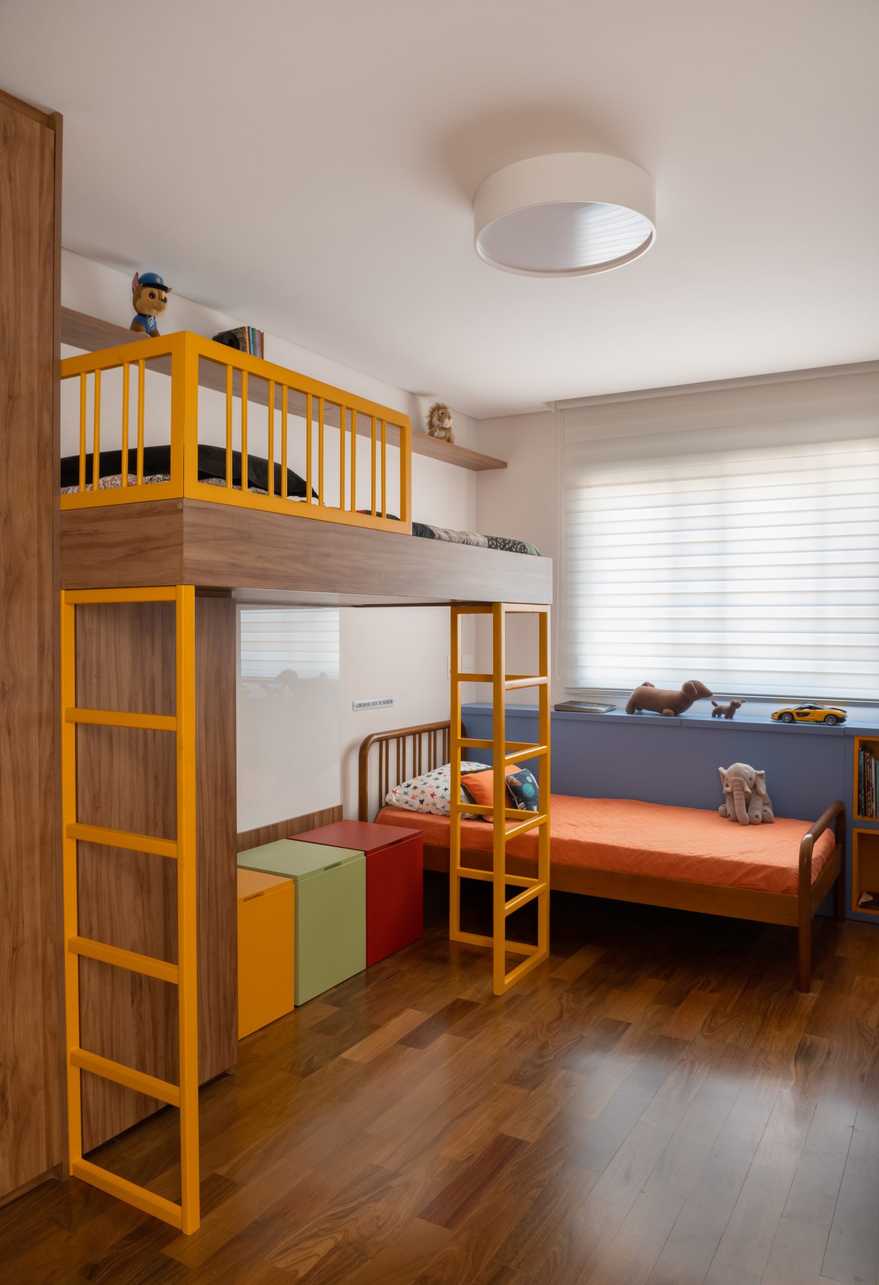 quarto infantil com beliche e tons coloridos