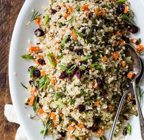 Arroz de couve-flor com castanhas e frutas secas