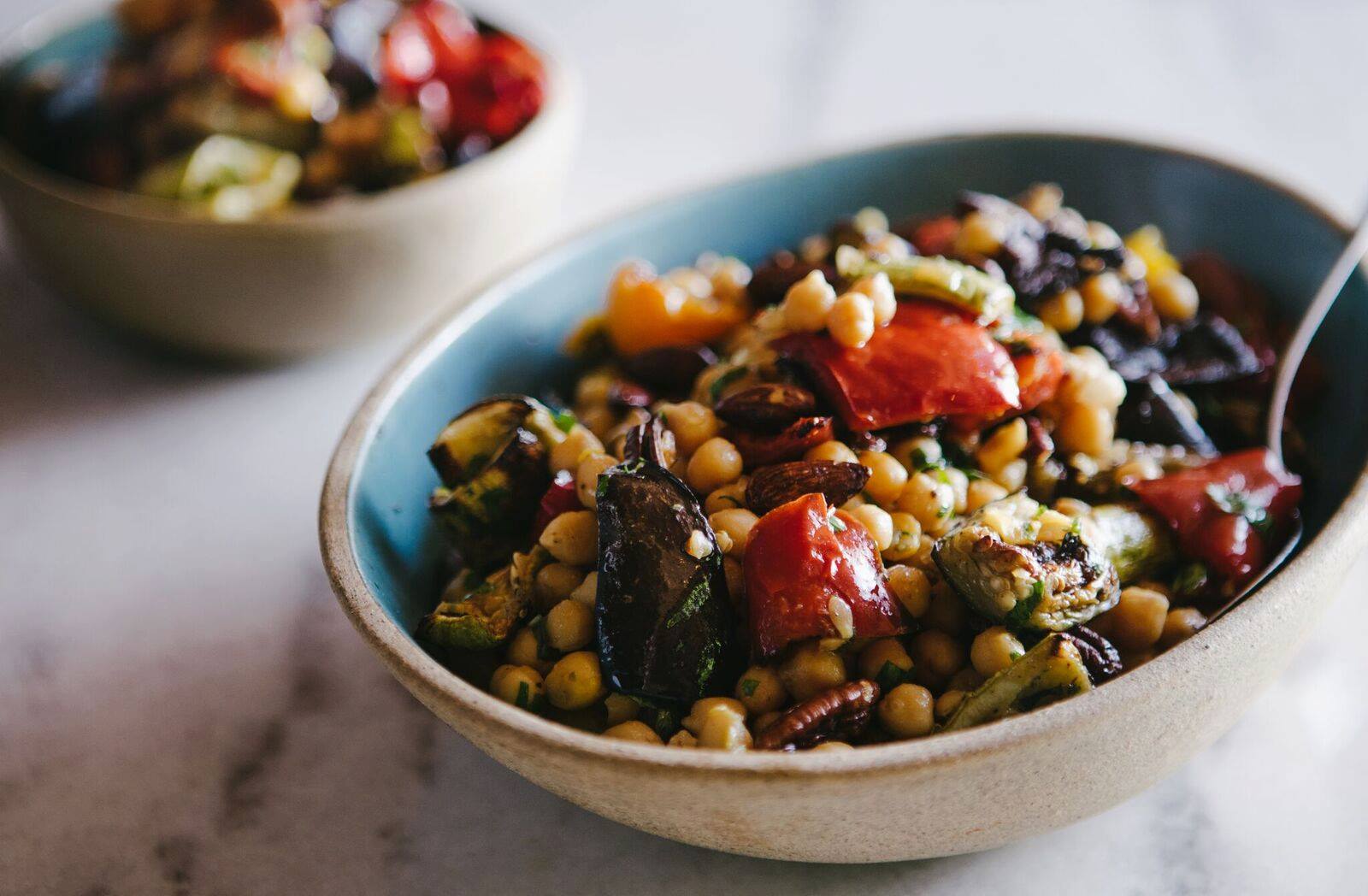 Salada de grão-de-bico com legumes assados