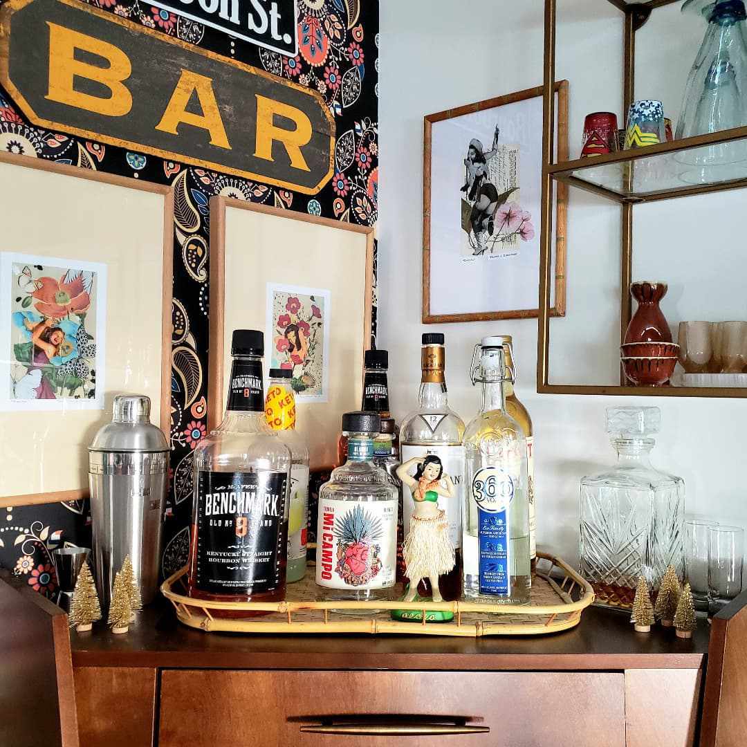 cantinho de casa com minibar