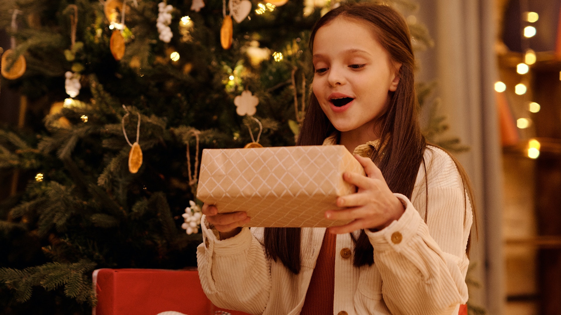 criança ganhando presente de natal