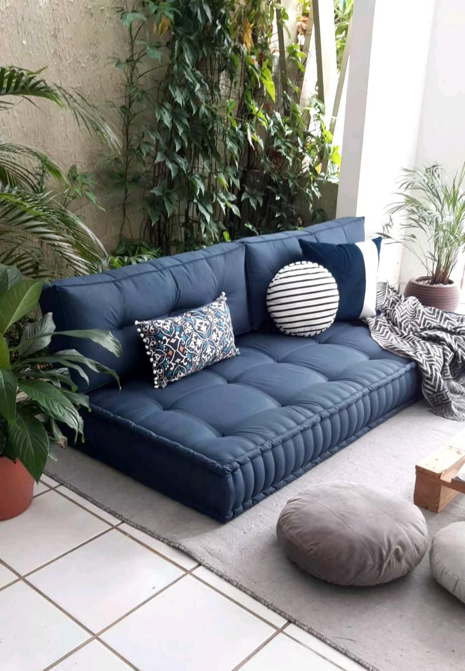 futon azul em área de descanso