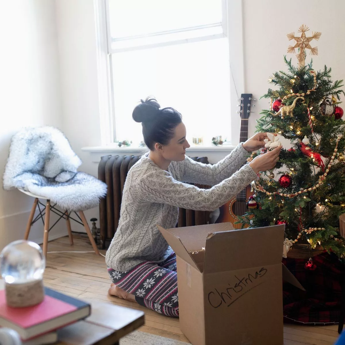 pessoa desmontando árvore de natal