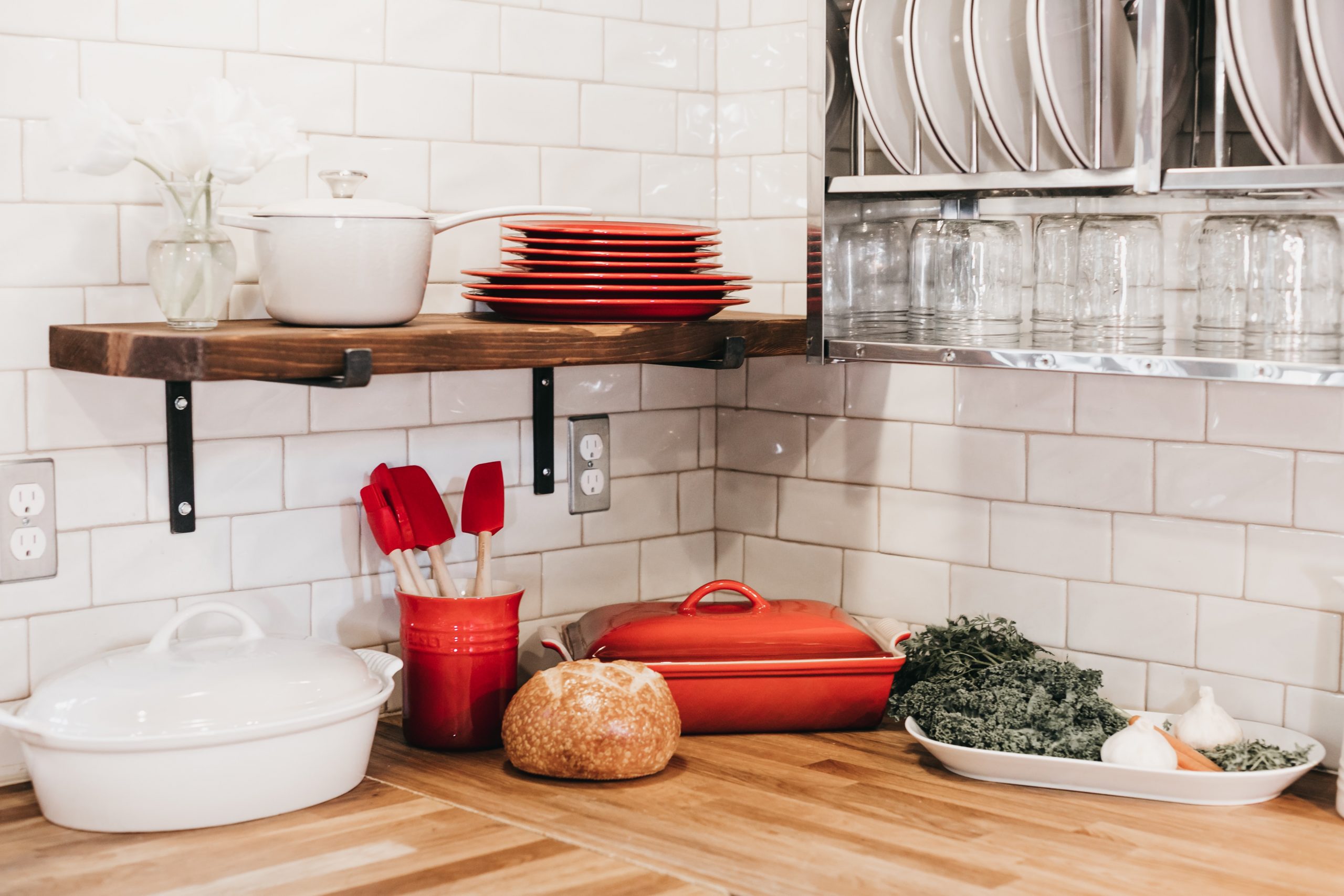 balcão de cozinha com utensílios