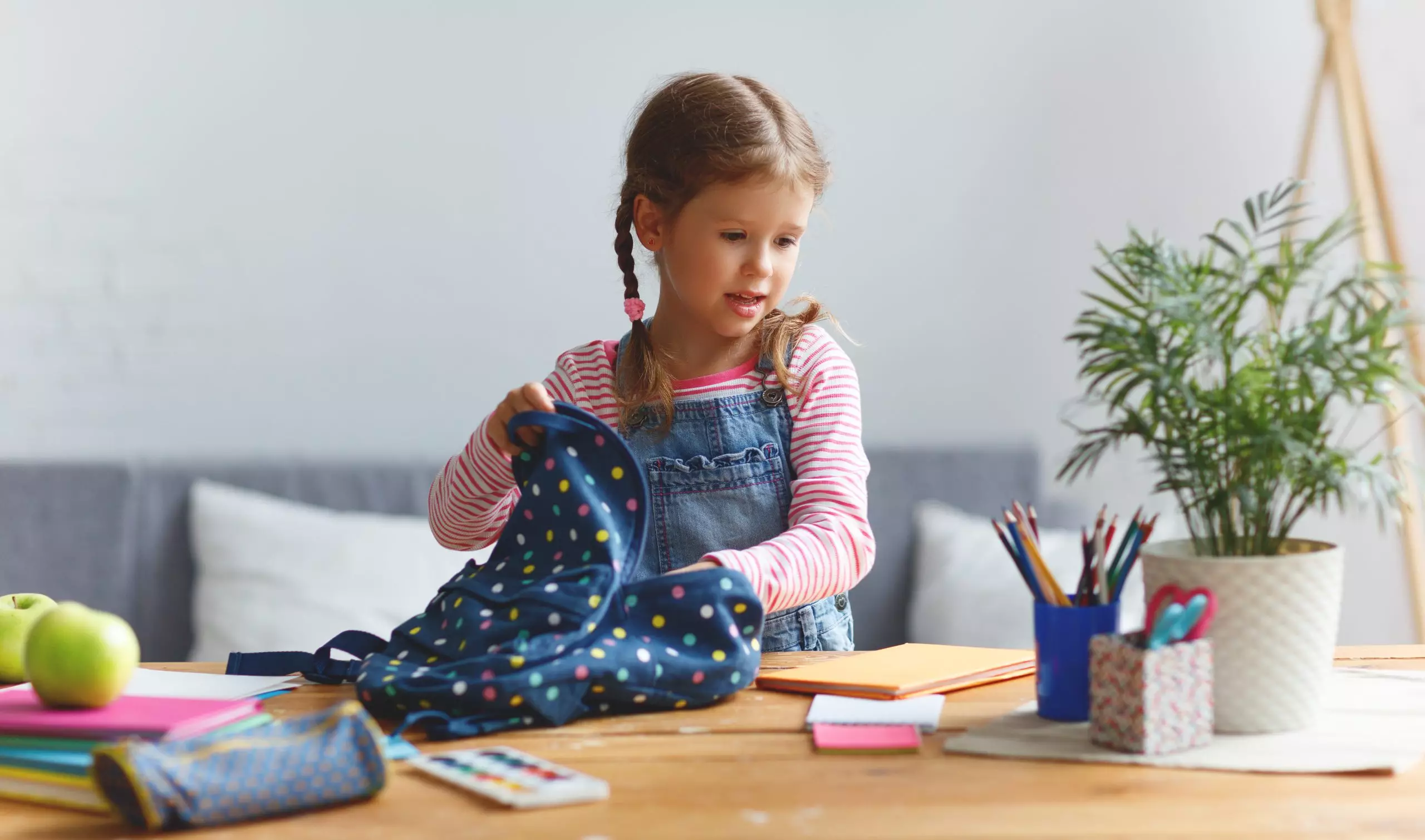 criança ajeitando sua mochila escolar