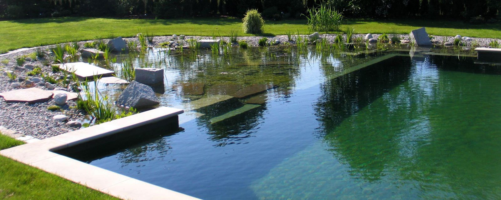 espaço com piscina natural