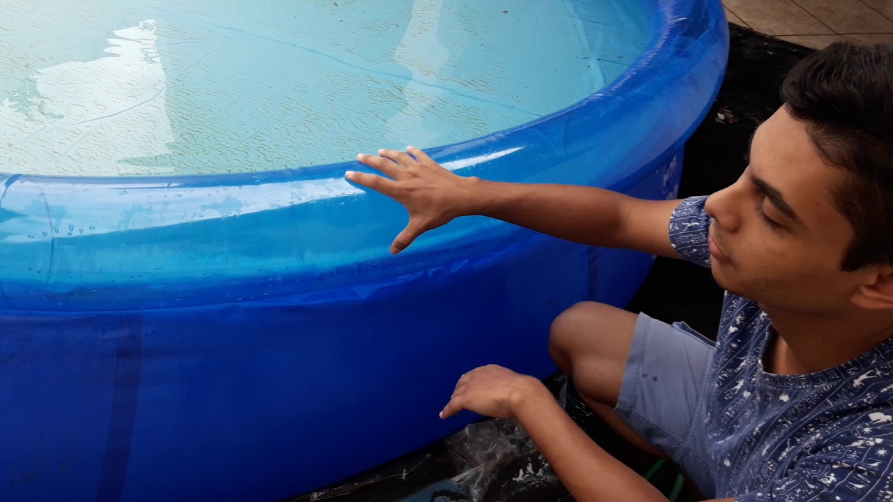 pessoa perto de piscina de plástico