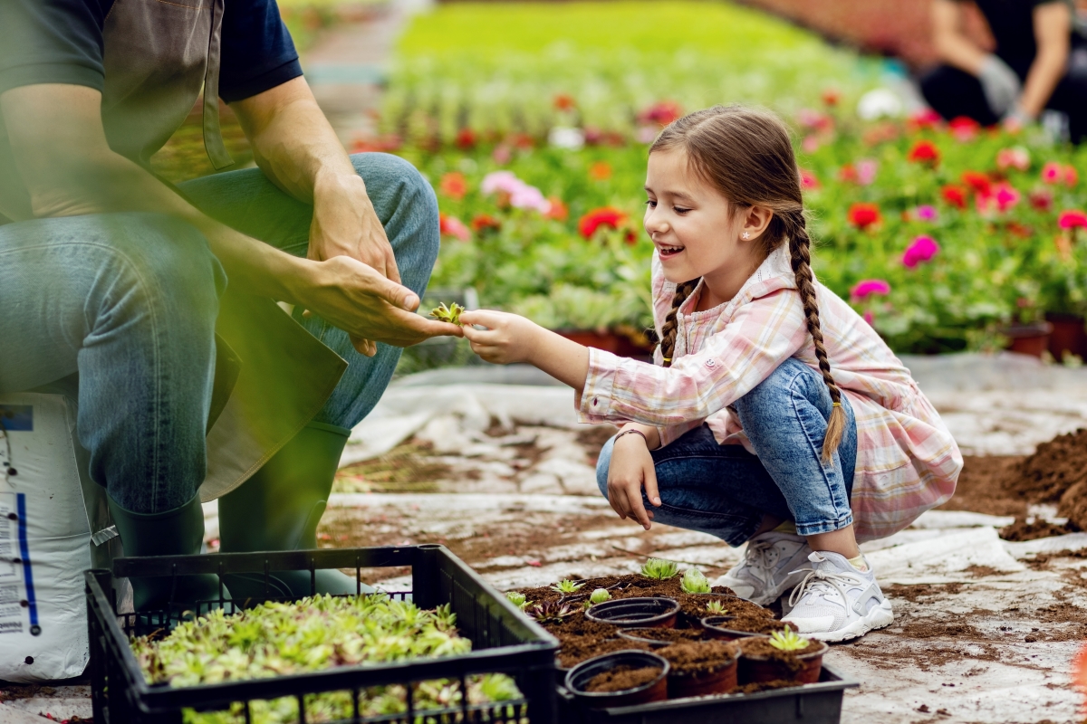 Menina aprende sobre flores (Foto: Freepik)