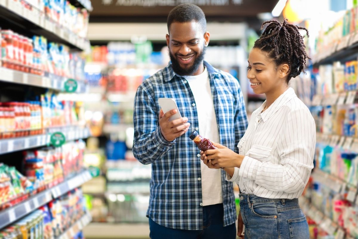 casal em compras no supermercado