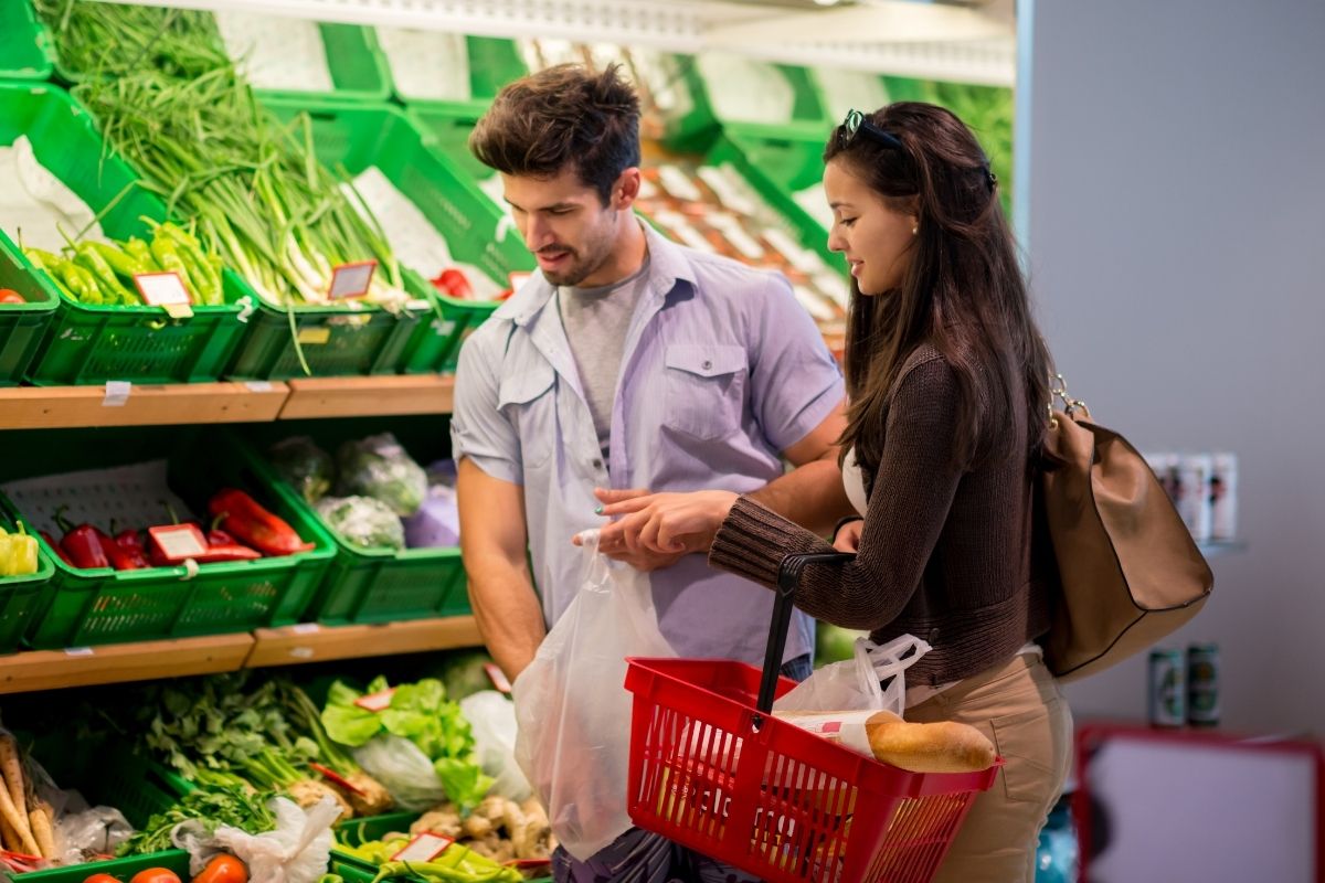 casal fazendo compras no supermercado