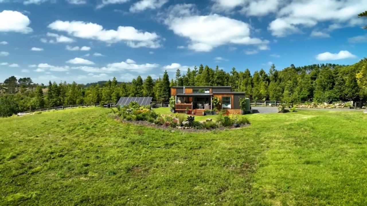 Visão da área externa da casa com placas solares