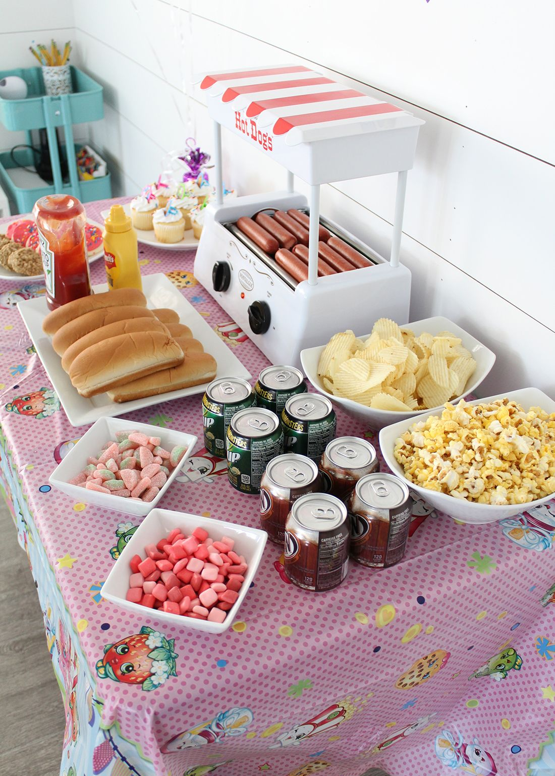 mesa de comidas para festa infantil