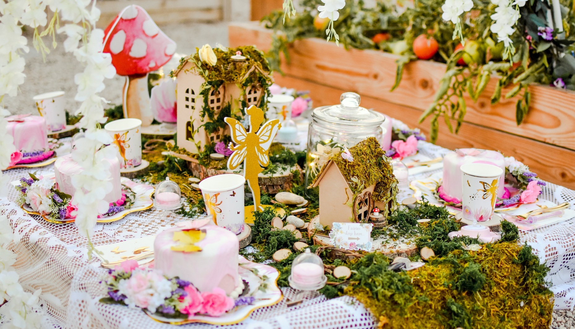 mesa decorada no tema jardim encantado